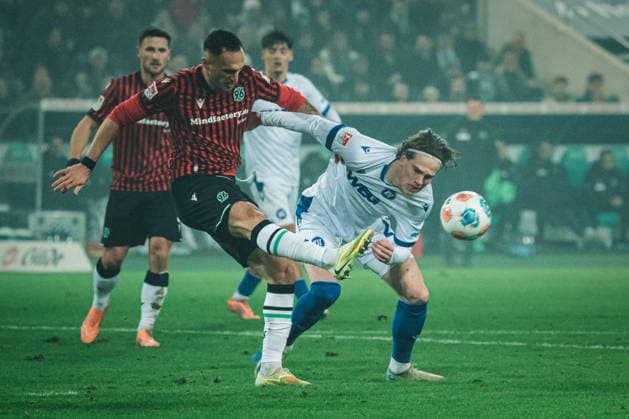 2 Bundesliga Hannover 96 vs Karlsruher SC, 28 11 2025 Boris Tomiak Hannover 96, 3 vs David Herold Karlsruher SC, 20 Soccer, 2 Bundesliga, Matchday 14 Hannover 96 vs Karlsruher SC on 28 11 2025 at Heinz von Heiden Arena, Hannover DFL REGULATIONS PROHIBIT ANY USE OF PHOTOGRAPHS AS IMAGE SEQUENCES AND OR QUASI VIDEO Copyright: xBEAUTIFULxSPORTS Tonhäuserx