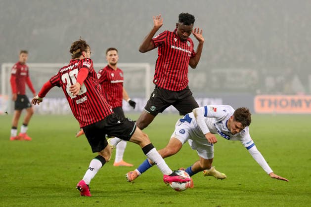 28 11 2025, xtgx, Fußball 2 Bundesliga Hannover 96 Karlsruher SC emspor, v l Kolja Oudenne Hannover, 29 , Rafael Pinto Pedrosa Karlsruhe, 36 , Mustapha Bundu Hannover, 7 Zweikampf, Duell, Kampf, tackle DFL DFB REGULATIONS PROHIBIT ANY USE OF PHOTOGRAPHS as IMAGE SEQUENCES and or QUASI VIDEO Hannover