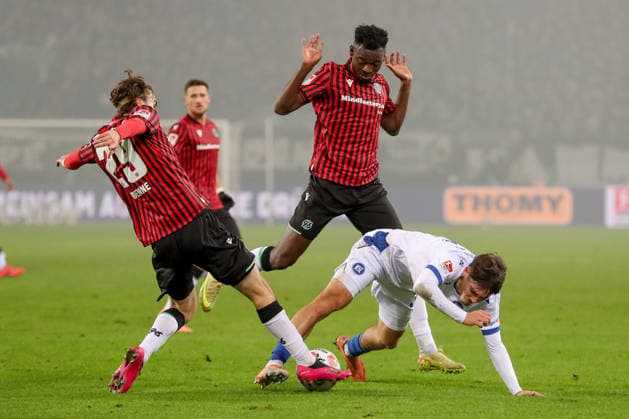 28 11 2025, xtgx, Fußball 2 Bundesliga Hannover 96 Karlsruher SC emspor, v l Kolja Oudenne Hannover, 29 , Rafael Pinto Pedrosa Karlsruhe, 36 , Mustapha Bundu Hannover, 7 Zweikampf, Duell, Kampf, tackle DFL DFB REGULATIONS PROHIBIT ANY USE OF PHOTOGRAPHS as IMAGE SEQUENCES and or QUASI VIDEO Hannover