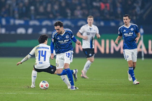 28 11 2025, Football, 2 Bundesliga, Season 2025 2026, Matchday 14, FC Schalke 04 SC Paderborn, Mika Baur SC Paderborn 07 , Kenan Karaman FC Schalke 04 xRHR PHOTO YYx Copyright: KROEGER RHR-FOTOx RHR-FOTO YY