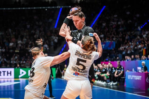 Xenia Smits Germany, 11 vs Sabrina Golda Lamas Uruguay, 18 , left and Camila Barreiro Guerra Uruguay, 05 , right GER, Uruguay Germany, Handball World Championship, Preliminary Round, Group C, 28 11 2025 GER, Uruguay Germany, Handball World Championship, Preliminary Round, Group C, 28 11 2025 Stuttgart Copyright: xSandyxDinkelackerx EP_SDR