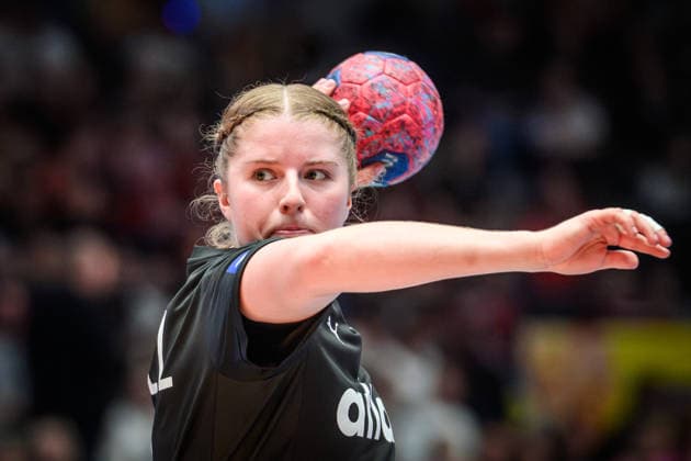 Nina Engel Germany, 08 focused view at seven meters GER, Uruguay Germany, Handball World Championship, Preliminary Round, Group C, 28 11 2025 GER, Uruguay Germany, Handball World Championship, Preliminary Round, Group C, 28 11 2025 Stuttgart Copyright: xSandyxDinkelackerx EP_SDR