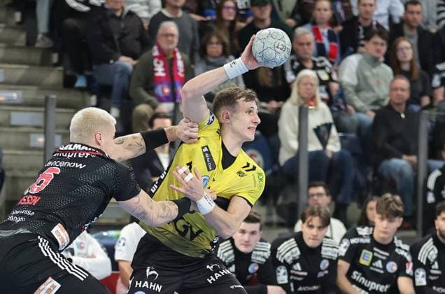 28 11 2025 Handball 1 Bundesliga DAIKIN HBL Season 2025 2026 14 Matchday HC Erlangen Metropolregion Nürnberg HCE TVB Stuttgart DaMa xdaxmax Marek Nissen 6, HC Erlangen HCE Simone Mengon 15, TVB 1898 Stuttgart