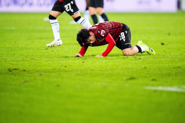28 11 2025 Football, 2025 2026, 2 Bundesliga, Matchday 14, Hannover 96 Karlsruher SC Daisuke Yokota Hannover on the ground DFL REGULATIONS PROHIBIT ANY USE OF PHOTOGRAPHS AS IMAGE SEQUENCES AND OR QUASI VIDEO