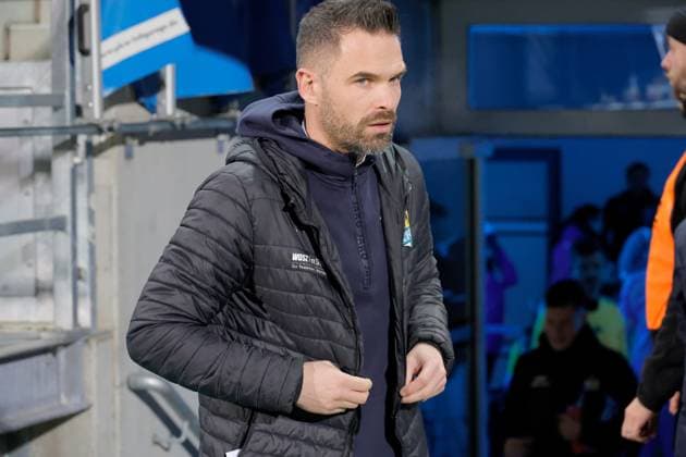 CFC vs BFC Dynamo 28 11 2025, Chemnitz, eins Stadion An der Gellertstrasse, Sport, Fußball, Regionalliga Nordost, Saison 2025 2026, 17 Spieltag, CFC, CFC vs BFC Dynamo CFC Head Coach Benjamin Duda Chemnitz Sachsen BRD