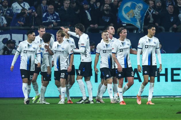 Sport, Football, 2 Bundesliga Season 2025 2026 14 Matchday FC Schalke 04 SC Paderborn 07 28 11 2025, VELTINS Arena Goal celebration SC Paderborn after the goal to 1 0 by Laurin Curda SC Paderborn, 17 , the players are happy Gelsenkirchen VELTINS Arena Nordrhein Westfalen Germany