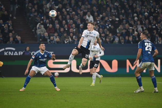 Laurin Curda SC Paderborn , mi , scores with this header to 0 1 28 11 2025, Fußball 2 Bundesliga, Saison 2025 2026, 14 Spieltag, FC Schalke 04 SC Paderborn DFL regulations prohibit any use of photographs as image sequences and or quasi video Gelsenkirchen Veltins Arena Nordrhein Westfalen Germany Team2