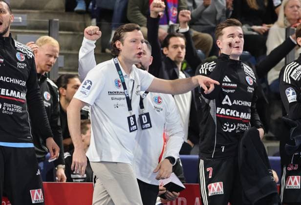 28 11 2025 Handball 1 Bundesliga DAIKIN HBL Season 2025 2026 14 Matchday HC Erlangen Metropolregion Nuremberg HCE TVB Stuttgart DaMa xdaxmax Johannes Sellin Coach HC Erlangen HCE indicates gestures directs gives instructions