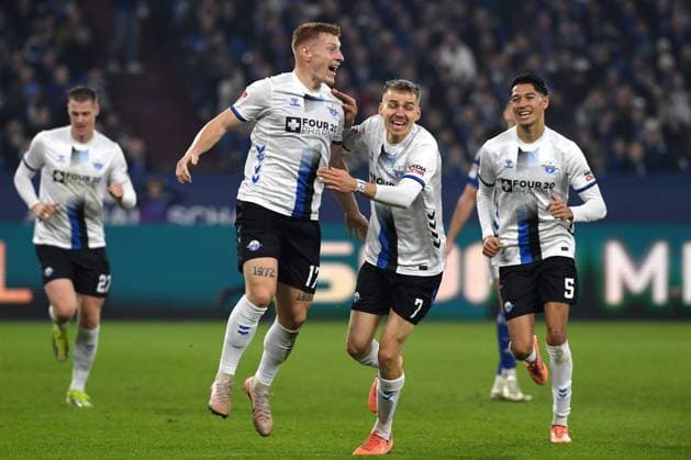 Laurin Curda SC Paderborn 07 celebrates after scoring his team™s first goal with teammates during the 2 Bundesliga match between FC Schalke 04 and SC Paderborn 07, Veltins Arena on November 28, 2025 in Gelsenkirchen, Germany, Germany Photo by Ralf Treese DeFodi Images Laurin Curda SC Paderborn 07 celebrates after scoring his team™s first goal with teammates during the 2 Bundesliga match between FC Schalke 04 and SC Paderborn 07 at Veltins Arena on November 28, 2025 in Gelsenkirchen, Germany Photo by Ralf Treese DeFodi Images Photo by Ralf Treese DeFodi Images