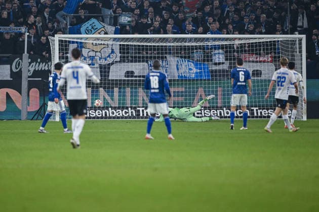 28 11 2025, Football, 2 Bundesliga, Season 2025 2026, Matchday 14, FC Schalke 04 SC Paderborn, Laurin Curda SC Paderborn 07 scores the goal to make it 0 1, xRHR PHOTO YYx Copyright: KROEGER RHR-FOTOx RHR-FOTO YY