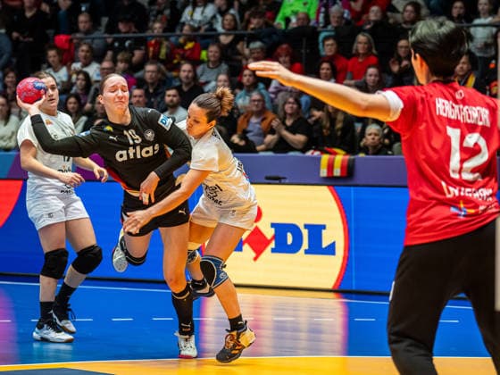 Nieke Kuehne Germany, 19 in duel with Camila Barreiro Guerra Uruguay, 05 , Uruguay vs Germany, Handball, World Championship, Women, Season 2025 2026, 28 11 2025, Uruguay vs Germany, Handball, World Championship, Women, Season 2025 2026, 28 11 2025 Stuttgart Copyright: xEibner-Pressefoto MichaelxSchmidx EP_MST
