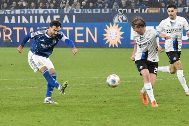 Kenan Karaman Schalke 19 scores the goal to 1 1 28 11 2025 Soccer FC Schalke 04 vs SC Paderborn 07, Veltins Arena, Gelsenkirchen, DFB DFL REGULATIONS PROHIBIT ANY USE OF PHOTOGRAPHS AS IMAGE SEQUENCES AND OR QUASI VIDEO Copyright: xpepphotox xSaschaxWeizx pep00321, pep_20251128_hm_29573