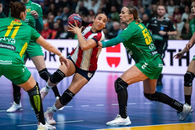 FLEITAS OSORIO Jessica (16 Paraguay) attempts a breakthrough during the IHF Women s Handball World Championship, WM, Weltmeisterschaft game between Paraguay and Montenegro at the SWT Arena in Trier, Germany Copyright: xMartinxPitschx xSPPx Sportspressphoto_SPR66756