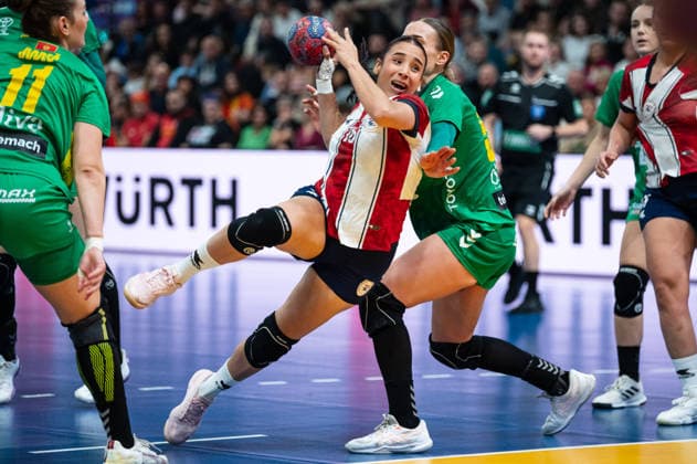 FLEITAS OSORIO Jessica (16 Paraguay) takes a shot at goal during the IHF Women s Handball World Championship, WM, Weltmeisterschaft game between Paraguay and Montenegro at the SWT Arena in Trier, Germany Copyright: xMartinxPitschx xSPPx Sportspressphoto_SPR66757