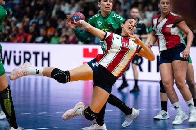 FLEITAS OSORIO Jessica (16 Paraguay) takes a shot at goal during the IHF Women s Handball World Championship, WM, Weltmeisterschaft game between Paraguay and Montenegro at the SWT Arena in Trier, Germany Copyright: xMartinxPitschx xSPPx Sportspressphoto_SPR66758