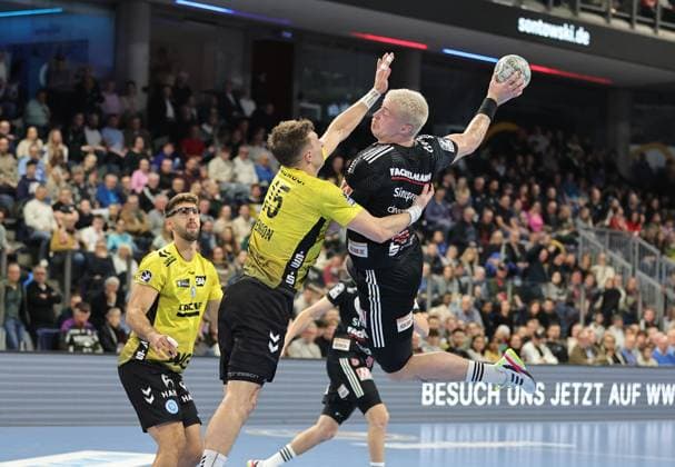 28 11 2025 Handball 1 Bundesliga DAIKIN HBL Season 2025 2026 14 Matchday HC Erlangen Metropolregion Nürnberg HCE TVB Stuttgart DaMa xdaxmax Simone Mengon 15, TVB 1898 Stuttgart Marek Nissen 6, HC Erlangen HCE