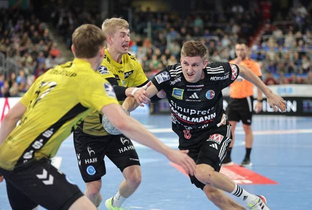 28 11 2025 Handball 1 Bundesliga DAIKIN HBL Season 2025 2026 14 Matchday HC Erlangen Metropolregion Nürnberg HCE TVB Stuttgart DaMa xdaxmax Sander Andreassen Overjordet 8, HC Erlangen HCE in attack