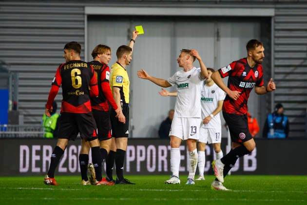 28 11 2025, xavx, Fußball 3 Liga, SV Wehen Wiesbaden Erzgebirge Aue v l Referee Referee Kevin Behrens shows yellow card for, shows yellow card to Erik Majetschak FC Erzgebirge Aue DFL DFB REGULATIONS PROHIBIT ANY USE OF PHOTOGRAPHS as IMAGE SEQUENCES and or QUASI VIDEO Wiesbaden