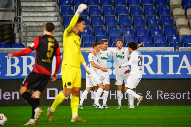 28 11 2025, xavx, Fussball 3 Liga, SV Wehen Wiesbaden Erzgebirge Aue v l Julian Günther Schmidt FC Erzgebirge Aue celebrate the goal, Der Torjubel zum 0 1 DFL DFB REGULATIONS PROHIBIT ANY USE OF PHOTOGRAPHS as IMAGE SEQUENCES and or QUASI VIDEO Wiesbaden