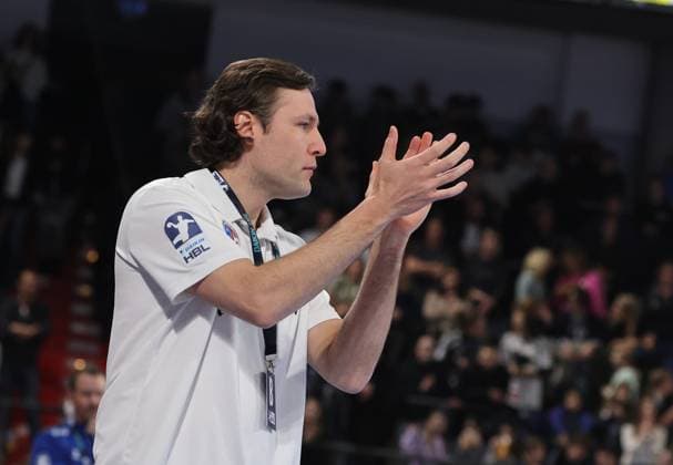 28 11 2025 Handball 1 Bundesliga DAIKIN HBL Season 2025 2026 14 Matchday HC Erlangen Metropolregion Nuremberg HCE TVB Stuttgart DaMa xdaxmax Johannes Sellin Coach HC Erlangen HCE applauds clapping his hands