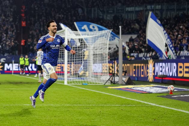 Gelsenkirchen, Germany, 28 11 25 Kenan Karaman FC Schalke 04 goal celebration, cheers after his goal for 1 1 during the 2 Bundesliga match between FC Schalke 04 SC Paderborn at Veltins Arena on November 28, 2025 in Gelsenkirchen, Germany Gelsenkirchen Veltins Arena Germany Copyright: xStefanxBrauer Brauer-Fotoagenturx