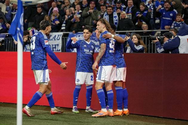 Gelsenkirchen, Germany, 28 11 25 Kenan Karaman FC Schalke 04 goal celebration, cheers with his team after scoring the 1 1 during the 2 Bundesliga match between FC Schalke 04 SC Paderborn at Veltins Arena on November 28, 2025 in Gelsenkirchen, Germany Gelsenkirchen Veltins Arena Germany Copyright: xStefanxBrauer Brauer-Fotoagenturx