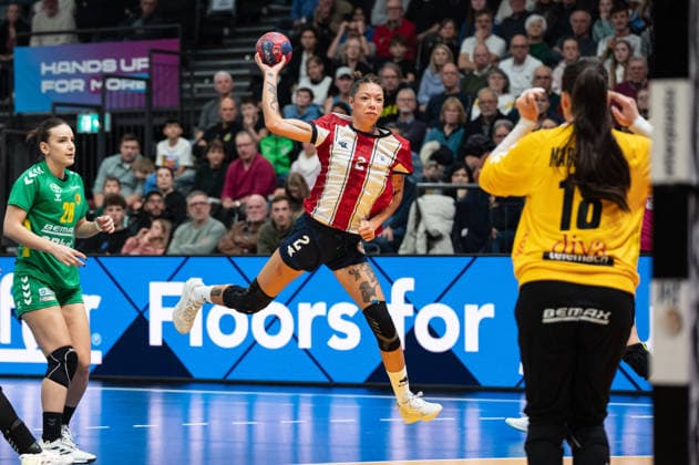 ACUNA INSFRAN Fatima (2 Paraguay) takes a jump shot during the IHF Women s Handball World Championship, WM, Weltmeisterschaft game between Paraguay and Montenegro at the SWT Arena in Trier, Germany Copyright: xMartinxPitschx xSPPx Sportspressphoto_SPR66759