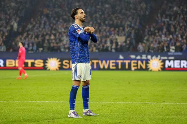 Gelsenkirchen, Germany, 28 11 25 Kenan Karaman FC Schalke 04 goal celebration, cheers after his goal for 1 1 during the 2 Bundesliga match between FC Schalke 04 SC Paderborn at Veltins Arena on November 28, 2025 in Gelsenkirchen, Germany Gelsenkirchen Veltins Arena Germany Copyright: xStefanxBrauer Brauer-Fotoagenturx