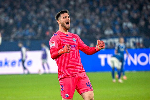 Germany, Football, 2 Bundesliga, Matchday 14, 2025 2026, FC Schalke 04 vs SC Paderborn 07, 28 11 2025, Veltins Arena, Gelsenkirchen, Germany, Dennis Seimen SC Paderborn, 41 celebrates the goal for 0 1 Copyright: xMarkusxVerwimpx