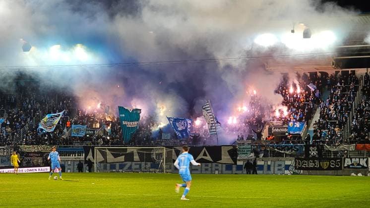 CFC vs BFC Dynamo 28.11.2025, Chemnitz, eins Stadion- An der Gellertstrasse, Fussball, Regionalliga Nordost, Saison 2025 2026, 17. Spieltag, CFC, CFC vs BFC Dynamo Pyrotechnik in der Chemnitzer Südkurve Chemnitz Sachsen BRD