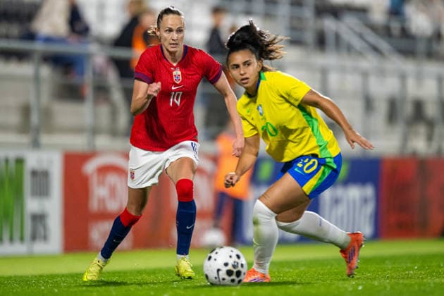 251128 Caroline Graham Hansen of Norway and Mariza Nascimento Silva of Brazil during the International Friendly, Länderspiel, Nationalmannschaft football match between Norway and Brazil on November 28, 2025 in La Linea. Photo: Vegard Grott BILDBYRAN kod VG VG0840 bbeng fotboll football soccer fotball träningslandskamp privatlandskamp landskamp international friendly norge norway women dam brasilien brazil brasil  Copyright: VEGARDxGRoTT BB251128VG032