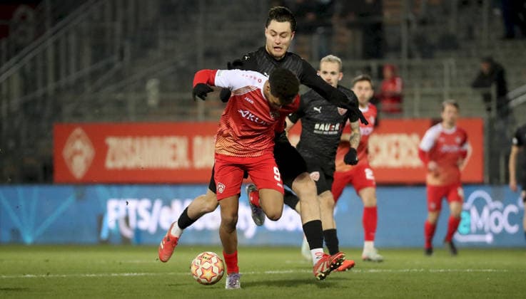 28 11 2025, xfsx, Men, Soccer, Season 2025 2026, Regionalliga Bayern, 20 Matchday FC Wuerzburger Kickers TSV Buchbach v li Jermain Nischalke FC Wuerzburger Kickers , Rocco Tavra TSV Buchbach Wuerzburg AKON ARENA Bayern Germany