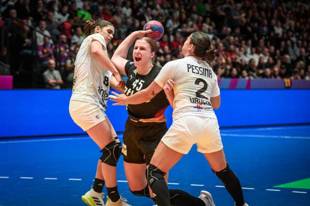 Jolina Huhnstock Germany, 45 between Camila Bianco Castiella Uruguay, 08 and Julieta Pessina Portos Uruguay, 02 GER, Uruguay Germany, Handball World Championship, Preliminary Round, Group C, 28 11 2025 GER, Uruguay Germany, Handball World Championship, Preliminary Round, Group C, 28 11 2025 Stuttgart Copyright: xSandyxDinkelackerx EP_SDR