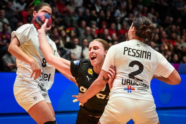 Jolina Huhnstock Germany, 45 prevails against Camila Bianco Castiella Uruguay, 08 and Julieta Pessina Portos Uruguay, 02 GER, Uruguay Germany, Handball World Championship, Preliminary Round, Group C, 28 11 2025 GER, Uruguay Germany, Handball World Championship, Preliminary Round, Group C, 28 11 2025 Stuttgart Copyright: xSandyxDinkelackerx EP_SDR