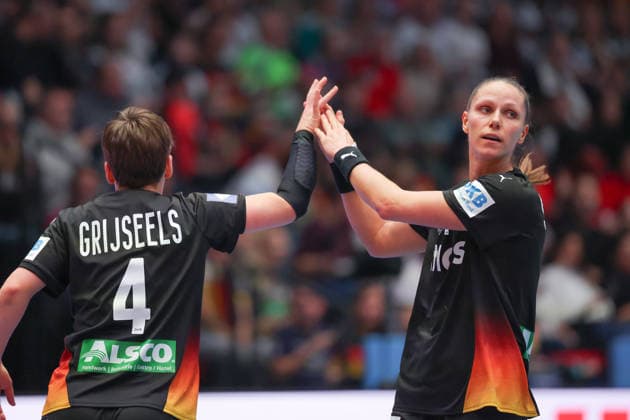 Uruguay Germany, IHF Womens Handball World Championship Alina Grijseels Germany, 4 and Xenia Smits Germany, 11 high-five each other during the preliminary round match of the Womens Handball World Championship between Uruguay and Germany on November 28, 2025 at the Porsche Arena in Stuttgart , Stuttgart Baden Württemberg Germany Porsche Arena