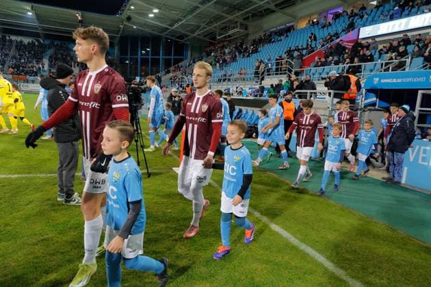 CFC vs BFC Dynamo 28 11 2025, Chemnitz, eins Stadion An der Gellertstrasse, Sport, Fußball, Regionalliga Nordost, Saison 2025 2026, 17 Spieltag, CFC, CFC vs BFC Dynamo Die Mannschaften laufen ein Chemnitz Sachsen BRD