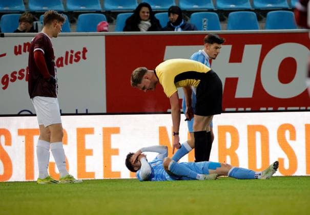 CFC vs BFC Dynamo 28 11 2025, Chemnitz, eins Stadion An der Gellertstrasse, Sport, Fußball, Regionalliga Nordost, Saison 2025 2026, 17 Spieltag, CFC, CFC vs BFC Dynamo Tom Baumgart injured on the ground Chemnitz Sachsen BRD