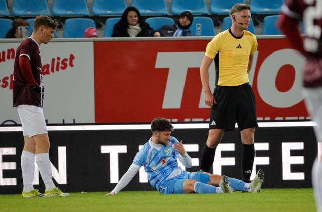 CFC vs BFC Dynamo 28 11 2025, Chemnitz, eins Stadion An der Gellertstrasse, Sport, Fußball, Regionalliga Nordost, Saison 2025 2026, 17 Spieltag, CFC, CFC vs BFC Dynamo Tom Baumgart injured on the ground Chemnitz Sachsen BRD