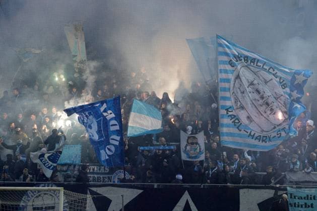 CFC vs BFC Dynamo 28 11 2025, Chemnitz, eins Stadion An der Gellertstrasse, Sport, Fußball, Regionalliga Nordost, Saison 2025 2026, 17 Spieltag, CFC, CFC vs BFC Dynamo Pyrotechnik in der Chemnitzer Südkurve Chemnitz Sachsen BRD