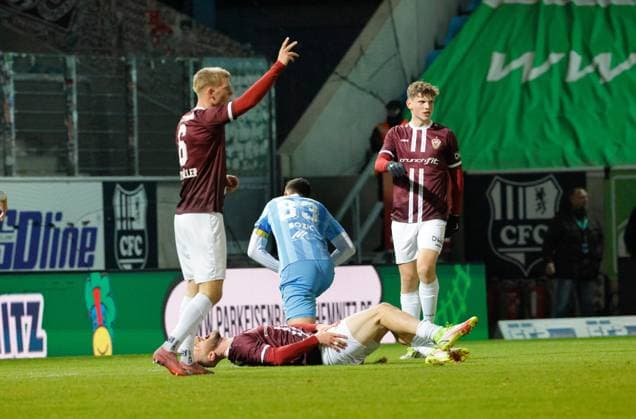 CFC vs BFC Dynamo 28 11 2025, Chemnitz, eins Stadion An der Gellertstrasse, Sport, Fußball, Regionalliga Nordost, Saison 2025 2026, 17 Spieltag, CFC, CFC vs BFC Dynamo Tobias Gunte verletzt Chemnitz Sachsen BRD