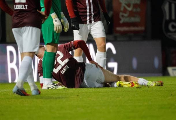 CFC vs BFC Dynamo 28 11 2025, Chemnitz, eins Stadion An der Gellertstrasse, Sport, Fußball, Regionalliga Nordost, Saison 2025 2026, 17 Spieltag, CFC, CFC vs BFC Dynamo Tobias Gunte verletzt Chemnitz Sachsen BRD