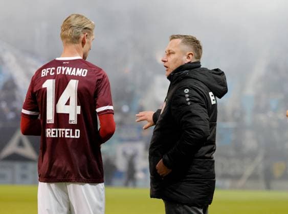 CFC vs BFC Dynamo 28 11 2025, Chemnitz, eins Stadion An der Gellertstrasse, Sport, Fußball, Regionalliga Nordost, Saison 2025 2026, 17 Spieltag, CFC, CFC vs BFC Dynamo vlnr Joey Breitfeld und Trainer Dennis Kutrieb Chemnitz Sachsen BRD