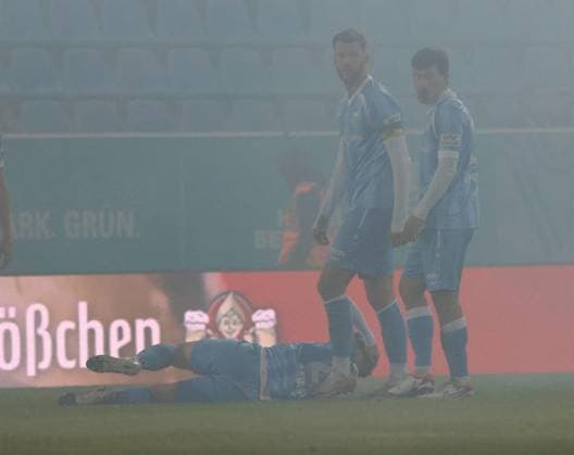 CFC vs BFC Dynamo 28 11 2025, Chemnitz, eins Stadion An der Gellertstrasse, Sport, Fußball, Regionalliga Nordost, Saison 2025 2026, 17 Spieltag, CFC, CFC vs BFC Dynamo Tom Baumgart injured on the ground, Der Platz liegt im Pyro Nebel Chemnitz Sachsen BRD