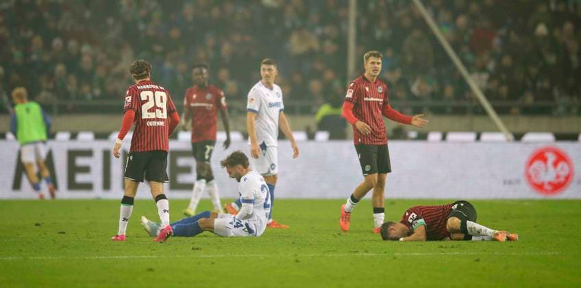 Photo misery against misery , Enzo Leopold H 96 comes to fall against Fabian Schleusener KSC , left Football 2 Liga , 14 Matchday on Fri 28 11 2025 Hannover 96 Karlsruher SC