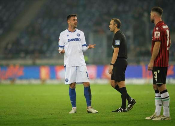 Photo Philipp Förster KSC has stress with referee Patrick ALT Soccer 2 Liga , Matchday 14 on Fri 28 11 2025 Hannover 96 Karlsruher SC