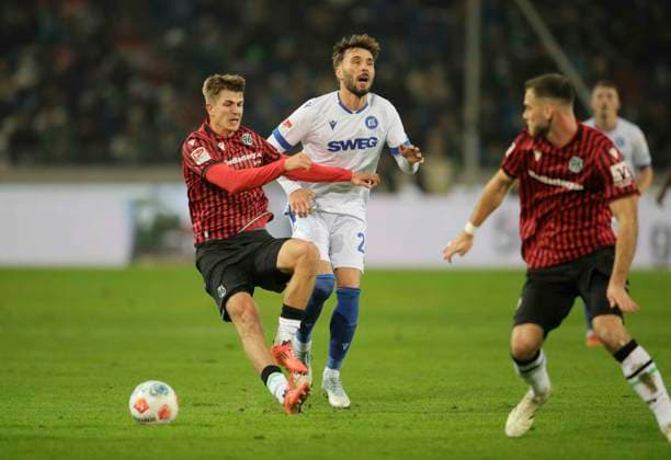 Photo Maik Nawrocki H 96 goes down against Fabian Schleusener KSC Soccer 2 Liga , Matchday 14 on Fri 28 11 2025 Hannover 96 Karlsruher SC