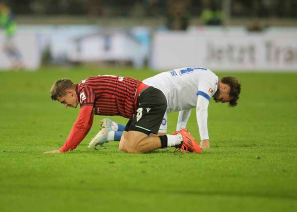 Photo Maik Nawrocki H 96 goes down against Fabian Schleusener KSC Soccer 2 Liga , Matchday 14 on Fri 28 11 2025 Hannover 96 Karlsruher SC