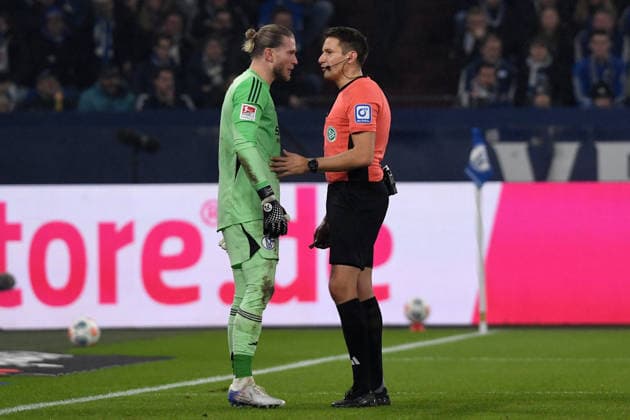 Goalkeeper Loris Karius FC Schalke 04 and referee Tobias Reichel gestures during the 2 Bundesliga match between FC Schalke 04 and SC Paderborn 07, Veltins Arena on November 28, 2025 in Gelsenkirchen, Germany, Germany Photo by Ralf Treese DeFodi Images Goalkeeper Loris Karius FC Schalke 04 and referee Tobias Reichel gestures during the 2 Bundesliga match between FC Schalke 04 and SC Paderborn 07 at Veltins Arena on November 28, 2025 in Gelsenkirchen, Germany Photo by Ralf Treese DeFodi Images Photo by Ralf Treese DeFodi Images