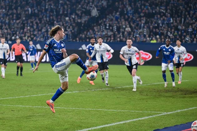 28 11 2025, Football, 2 Bundesliga, Season 2025 2026, Matchday 14, FC Schalke 04 SC Paderborn, Mika Wallentowitz FC Schalke 04 xRHR PHOTO YYx Copyright: KROEGER RHR-FOTOx RHR-FOTO YY
