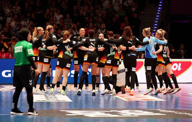 28 11 2025, Germany, Stuttgart, F27th IHF WomenÂs World Championship 2025, Uruguay vs Germany, final cheer, cheers GER
